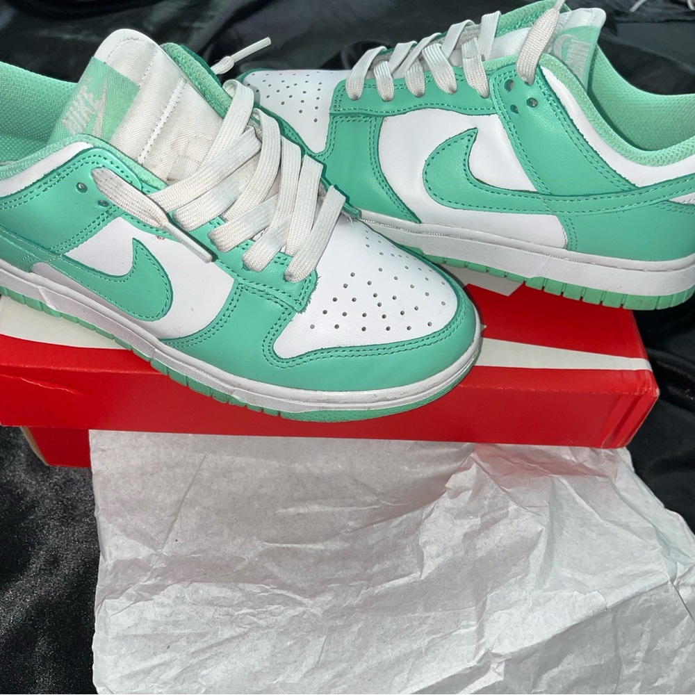Mint dunks woman size 6